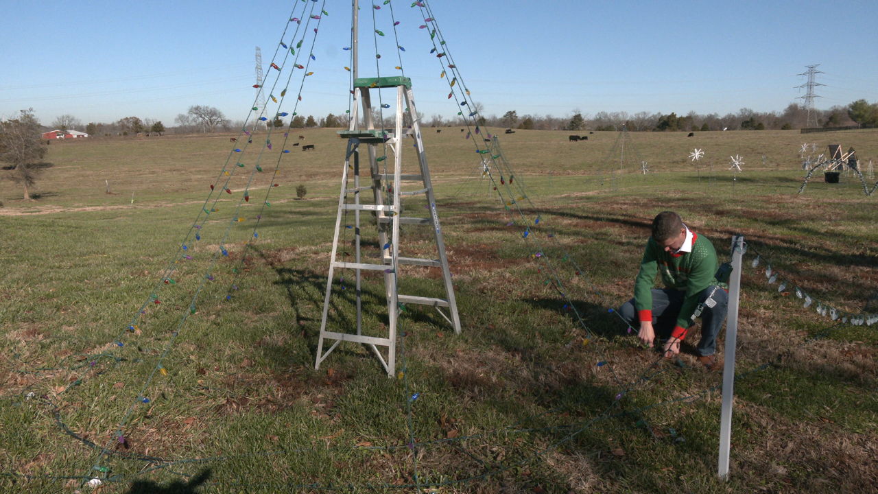 Shepherdsville growing holiday light show attracts nightly crowds